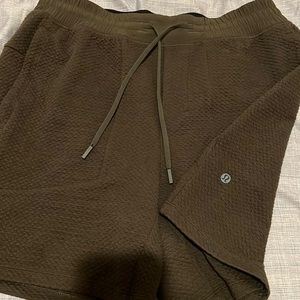 Lululemon At-ease shorts - 7” seam - olive - Large